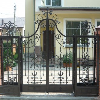 Грациозни ковани порти