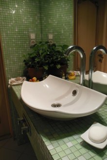 Зелена мозайка в дизайна на банята