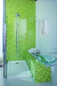 Зелена мозайка под душа