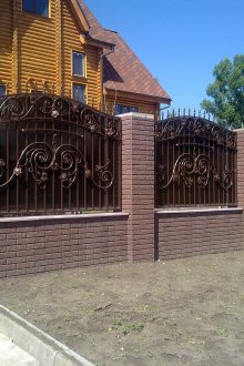 Празна кована ограда