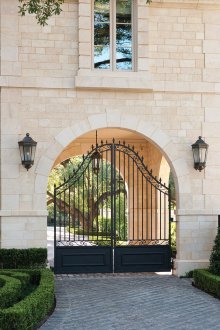 Красива кована порта