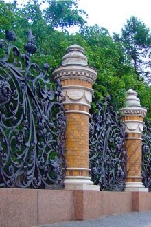 Висока кована ограда