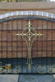 Черна и златна кована ограда
