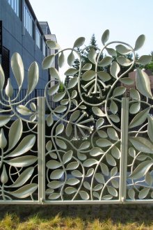 Необичайна кована ограда