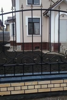 Черна кована ограда