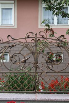 Оригинална кована ограда