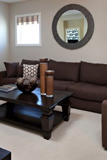 Кафяви мебели в интериора на хола