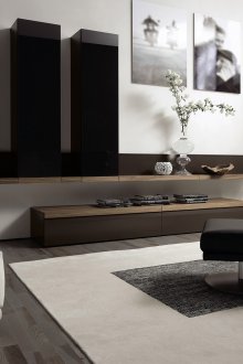 Кафяви рафтове във вътрешността на хола