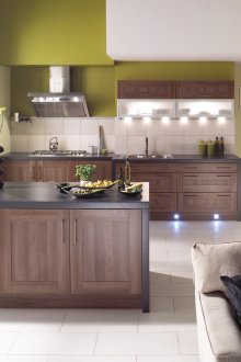 Кафяв кухненски комплект в интериора