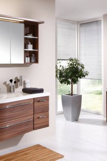 Кафяви мебели в бяла баня