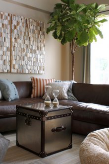 Кафяв диван в хола със сиви завеси