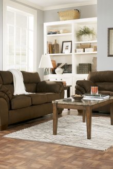 Кафяви мебели и сини тапети в хола