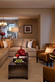 Кафяви мебели в интериора на хола