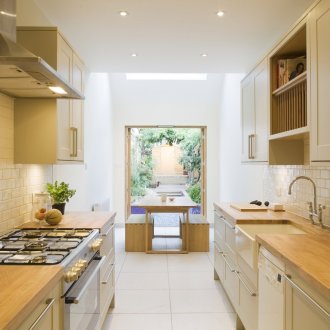 Дизайн на тясна бежова и бяла кухня