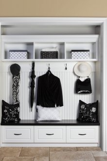 Голяма ниша за дрехи в коридора