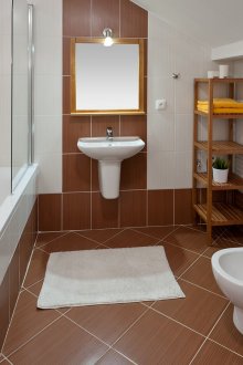 Мансардна кафява и бяла баня