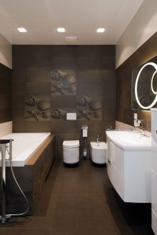 Кафяви и бежови плочки в банята