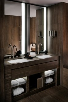 Довършване на банята с кафяви плочки от дърво