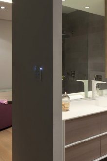 Модерна кафява баня