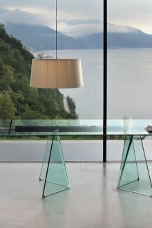 내부의 현대적인 유리 테이블