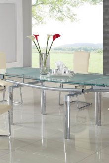 식당에서 금속과 유리로 만든 식탁