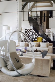 집 내부의 유리 교수형 의자