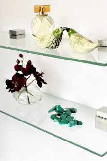 인테리어 디자인의 유리 선반