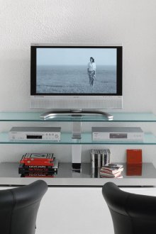 유리 선반이 있는 TV 스탠드