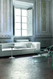 거실에 있는 유리 안락의자