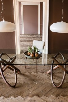 나무와 유리로 만든 큰 식탁