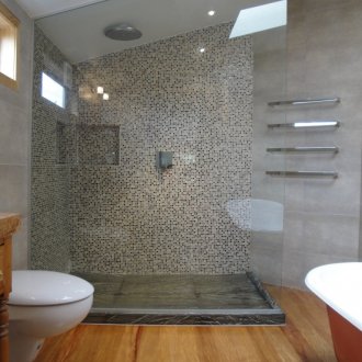 Дървен под в банята