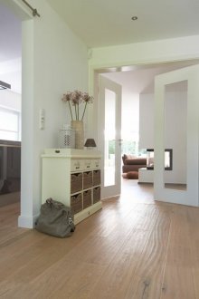 Дървен под в коридора