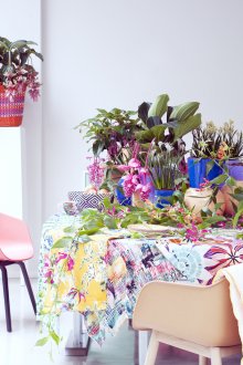 Цветя глориоза на масата на селска къща