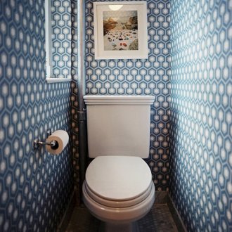 Син опънат таван