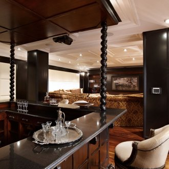 Без да отваря вратата