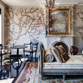 Класическа врата в хола