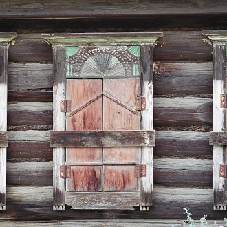 Дървен шкаф в интериора