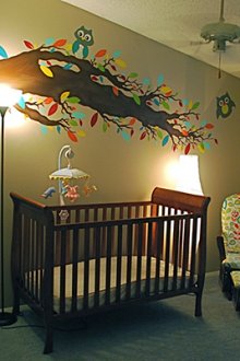 Начертано дърво на стената в къщата