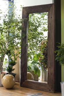 Без да отваря вратата