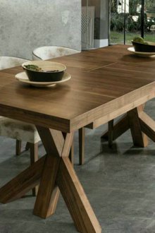 Диван на прозореца в трапезарията