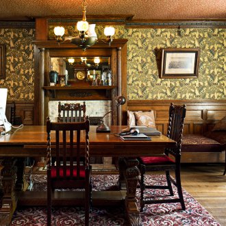 Плътна викторианска всекидневна