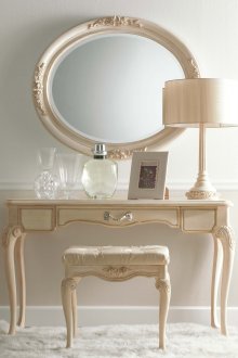 Резбована тоалетка