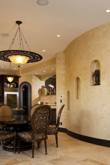 Kanak-kanak dari pokok besar dengan hiasan