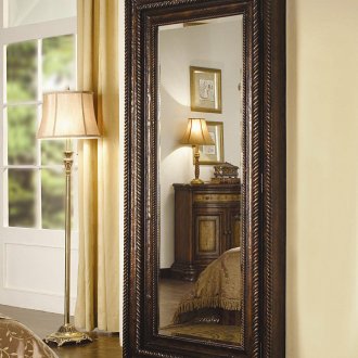 Издълбан декор върху дървено стълбище