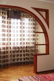 Без да отваря вратата