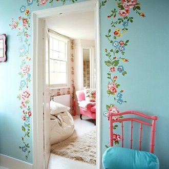 Без да отваря вратата