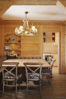 Без да отваря вратата