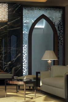 Без да отваря вратата