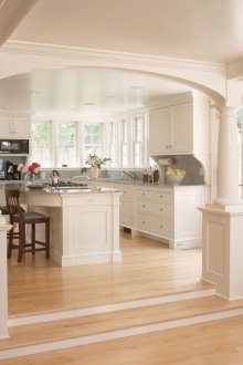 Без да отваря вратата