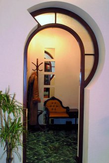 Без да отваря вратата